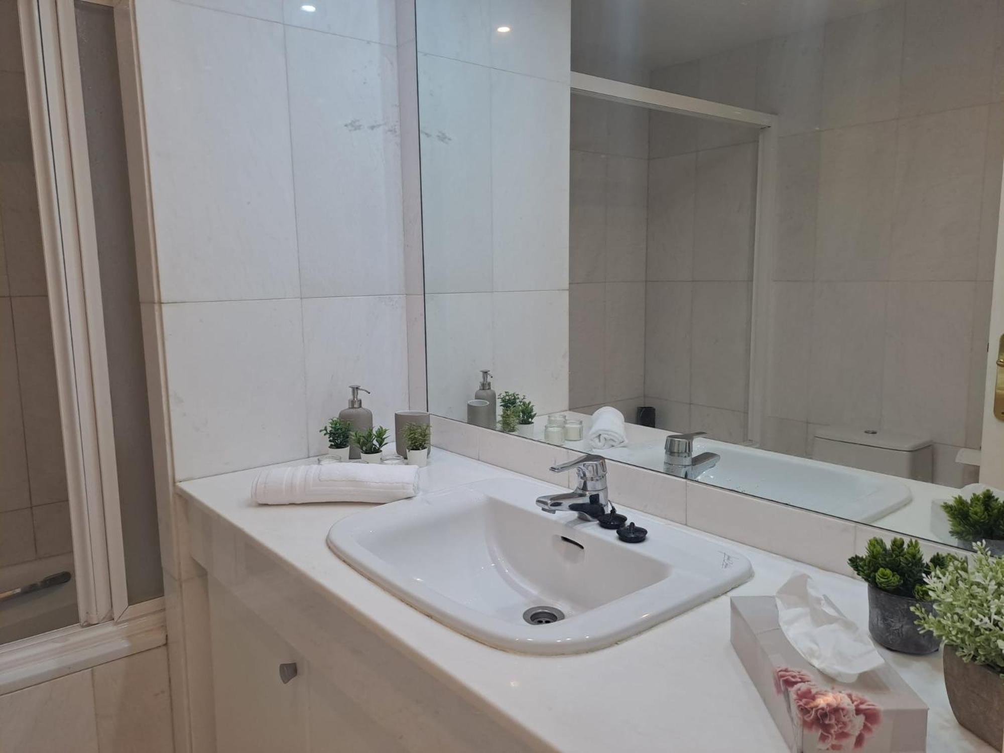 Luminous In Playas Del Duque , Puerto Banus By Holidays & Apartamento