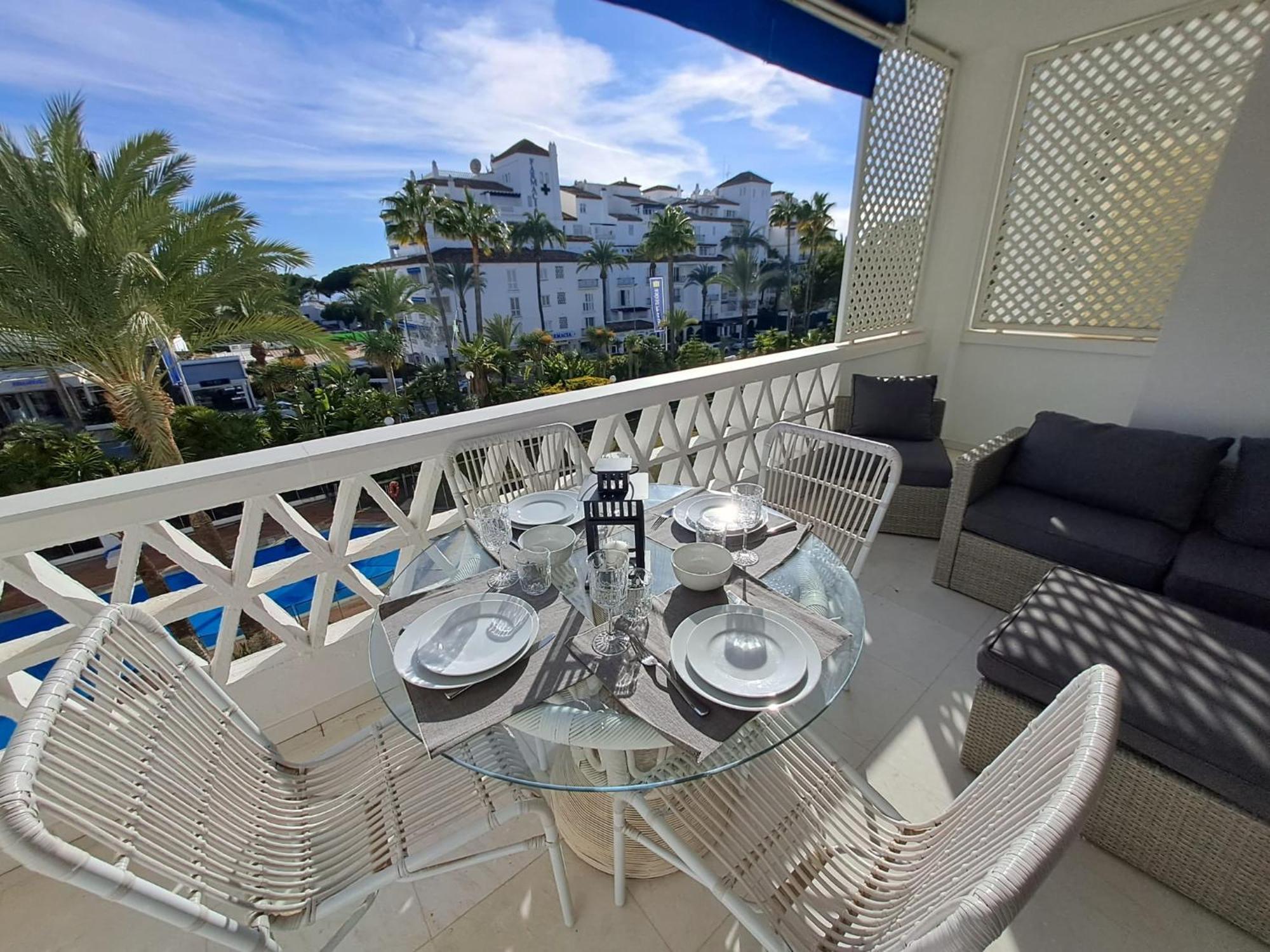 Luminous In Playas Del Duque , Puerto Banus By Holidays & Apartamento